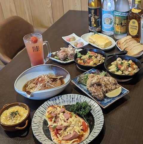 テーブルに並んだ料理とお酒